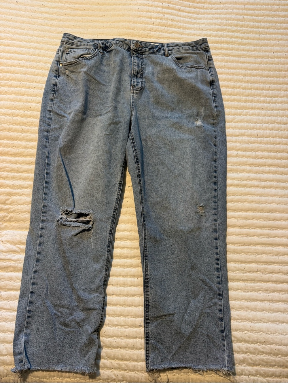 Relaxed Women's Distressed Jeans - Light Wash Blue